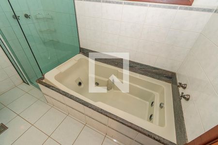 Casa de condomínio à venda com 300m², 4 quartos e 5 vagasDetalhe Banheiro da Suíte 