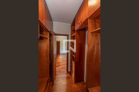 Casa de condomínio à venda com 300m², 4 quartos e 5 vagasCloset da suíte 