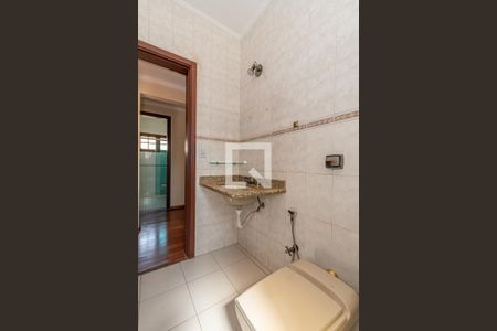 Casa de condomínio à venda com 300m², 4 quartos e 5 vagasBanheiro Social 1