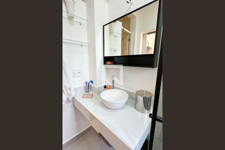 Banheiro de kitnet/studio para alugar com 1 quarto, 32m² em Leme, Rio de Janeiro