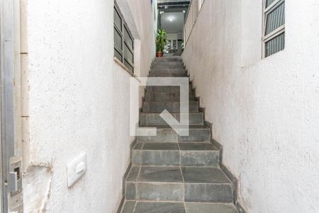 Casa à venda com 370m², 4 quartos e 4 vagas Casa à venda com 370m², 4 quartos e 4 vagasEscada de entrada