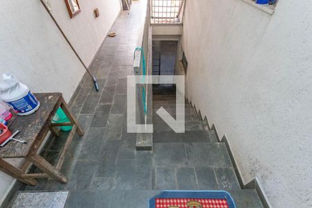 Casa à venda com 370m², 4 quartos e 4 vagas Casa à venda com 370m², 4 quartos e 4 vagasEscada para garagem