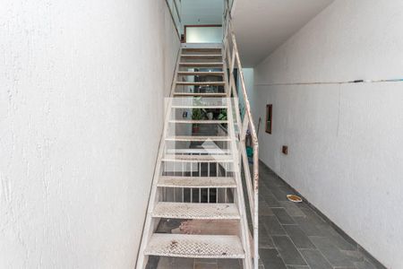 Casa à venda com 370m², 4 quartos e 4 vagas Casa à venda com 370m², 4 quartos e 4 vagasEscada para o piso superior