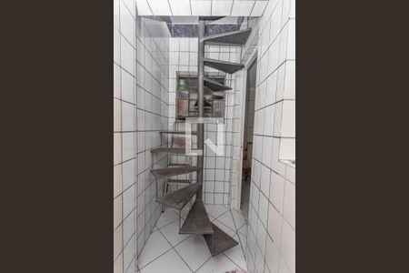 Casa à venda com 370m², 4 quartos e 4 vagas Casa à venda com 370m², 4 quartos e 4 vagasEscada interna para o piso superior