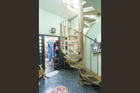 Casa à venda com 210m², 3 quartos e 3 vagasEscada