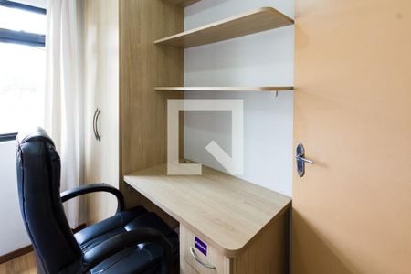Quarto 1 - escrivaninha e cadeira de apartamento para alugar com 2 quartos, 47m² em Boa Vista, Curitiba