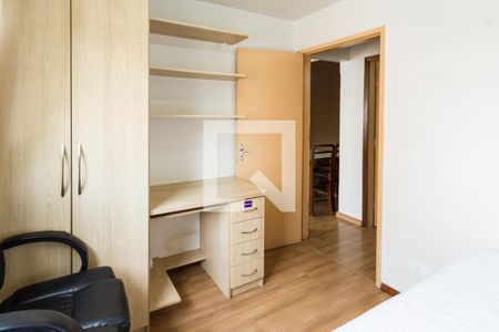 Quarto 1 - porta de entrada e armario de apartamento para alugar com 2 quartos, 47m² em Boa Vista, Curitiba