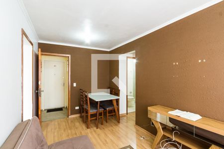 Sala vista da entrada e mesa de jantar e porta do banheiro de apartamento para alugar com 2 quartos, 47m² em Boa Vista, Curitiba
