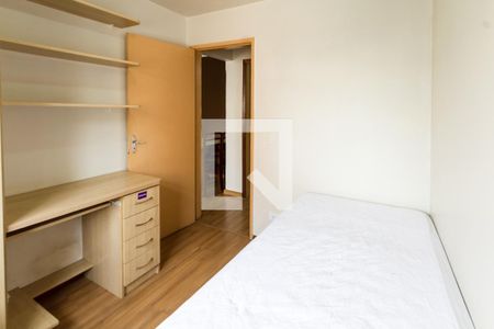 Quarto 1 - cama de solteiro e porta de entrada de apartamento para alugar com 2 quartos, 47m² em Boa Vista, Curitiba