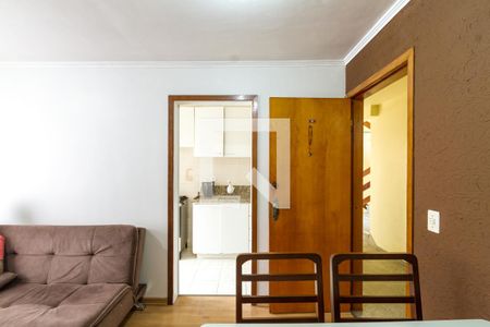 Sala - porta da cozinha e porta de entrada de apartamento para alugar com 2 quartos, 47m² em Boa Vista, Curitiba