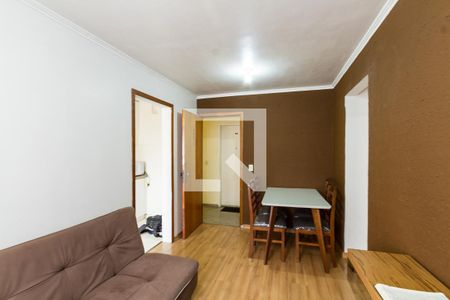 Sala - sofá e porta cozinha de apartamento para alugar com 2 quartos, 47m² em Boa Vista, Curitiba