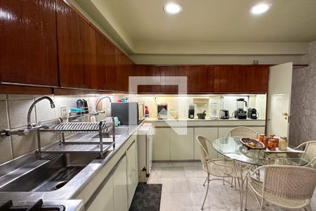 Apartamento à venda com 170m², 3 quartos e sem vaga Apartamento à venda com 170m², 3 quartos e sem vagaCozinha