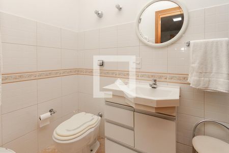 Casa de condomínio à venda com 901m², 5 quartos e 6 vagasBanheiro da Suíte de Hóspedes