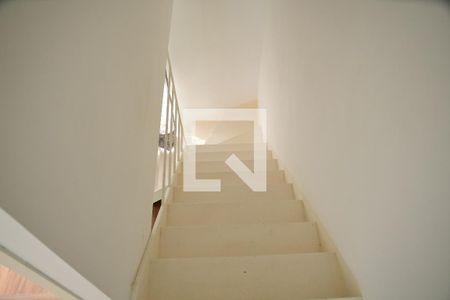 Casa de condomínio para alugar com 60m², 2 quartos e 1 vagaescadas