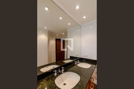 Apartamento à venda com 300m², 3 quartos e 4 vagas Apartamento à venda com 300m², 3 quartos e 4 vagasBanheiro Social