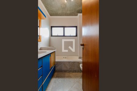 Apartamento à venda com 300m², 3 quartos e 4 vagas Apartamento à venda com 300m², 3 quartos e 4 vagasBanheiro Quarto
