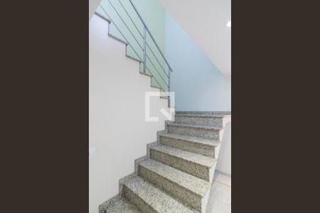 Escada de casa à venda com 3 quartos, 227m² em Vila Scarpelli, Santo André