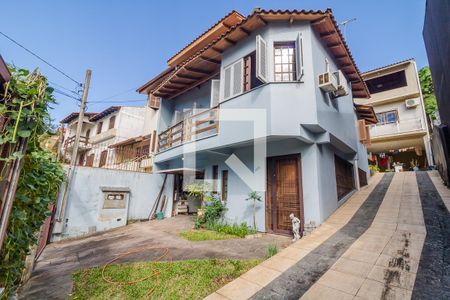 Casa à venda com 396m², 5 quartos e 4 vagasFachada da primeira casa
