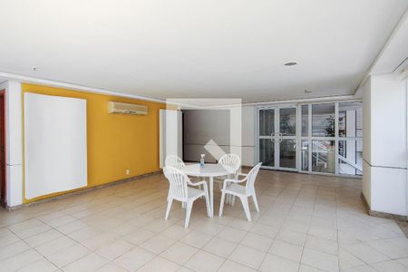 Apartamento à venda com 105m², 2 quartos e 1 vaga Apartamento à venda com 105m², 2 quartos e 1 vagaÁrea comum - Salão de festas