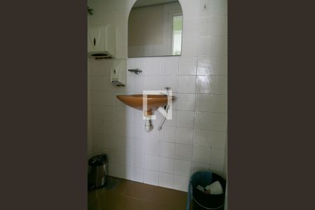 Banheiro de kitnet/studio à venda com 0 quarto, 30m² em Azenha, Porto Alegre