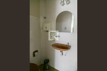 Banheiro de kitnet/studio à venda com 0 quarto, 30m² em Azenha, Porto Alegre