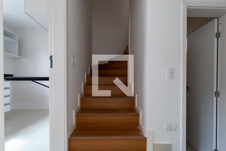 Escada de casa de condomínio para alugar com 3 quartos, 130m² em Boa Vista, Curitiba