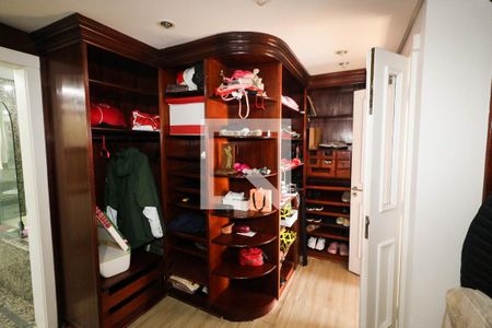 Casa de condomínio à venda com 620m², 3 quartos e 4 vagas Casa de condomínio à venda com 620m², 3 quartos e 4 vagasCloset da suíte 2