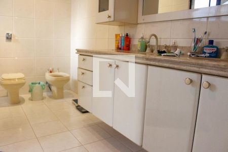 Apartamento à venda com 428m², 4 quartos e 5 vagasBanheiro da Suíte 1