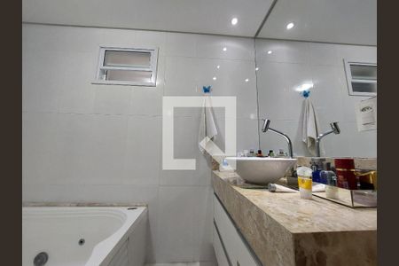 Casa de condomínio à venda com 300m², 4 quartos e 4 vagasBanheiro 3