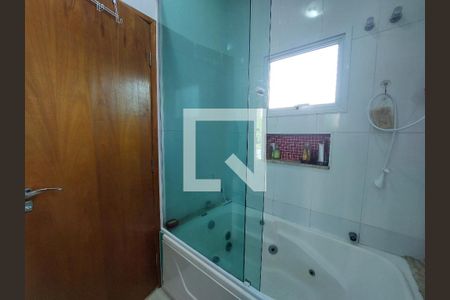 Casa de condomínio à venda com 300m², 4 quartos e 4 vagasBanheira - Banheiro 1