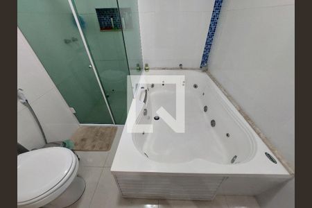 Casa de condomínio à venda com 300m², 4 quartos e 4 vagasBanheira - Banheiro 3