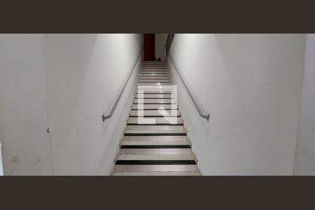 Apartamento à venda com 45m², 2 quartos e 1 vaga Apartamento à venda com 45m², 2 quartos e 1 vagaEscada