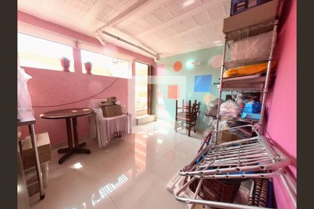 Casa à venda com 108m², 3 quartos e 4 vagasÁrea de Serviço