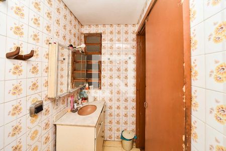 Banheiro de apartamento à venda com 2 quartos, 50m² em Vila Jardim, Porto Alegre