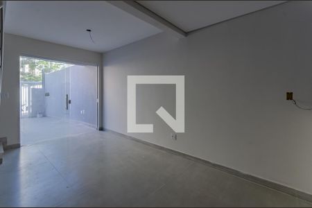 Sala de casa à venda com 2 quartos, 65m² em Planalto, Belo Horizonte