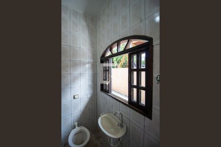 Banheiro de casa para alugar com 1 quarto, 55m² em Jardim das Oliveiras, São Paulo