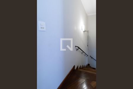 Escada de casa para alugar com 2 quartos, 232m² em Vila Graciosa, São Paulo