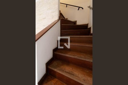 Escada de casa à venda com 2 quartos, 232m² em Vila Graciosa, São Paulo