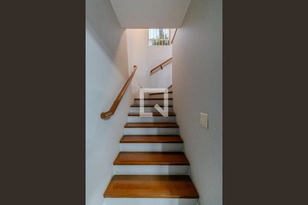 Casa à venda com 435m², 3 quartos e 3 vagas Casa à venda com 435m², 3 quartos e 3 vagasEscada