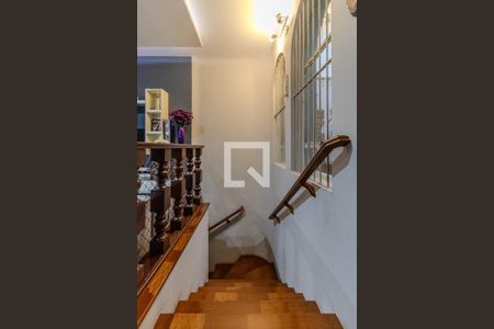 Casa à venda com 435m², 3 quartos e 3 vagas Casa à venda com 435m², 3 quartos e 3 vagasEscada