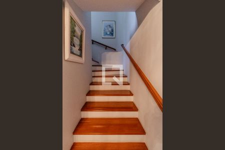 Casa à venda com 435m², 3 quartos e 3 vagas Casa à venda com 435m², 3 quartos e 3 vagasEscada