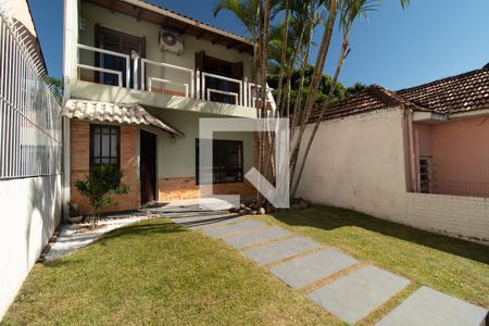 Casa à venda com 284m², 5 quartos e 2 vagas Casa à venda com 284m², 5 quartos e 2 vagasFachada