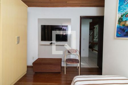 Casa à venda com 284m², 5 quartos e 2 vagas Casa à venda com 284m², 5 quartos e 2 vagasQuarto 2