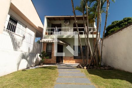 Casa à venda com 284m², 5 quartos e 2 vagas Casa à venda com 284m², 5 quartos e 2 vagasFachada