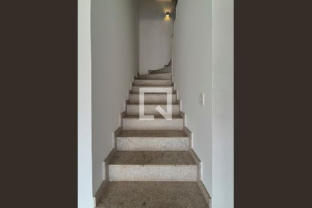 Casa de condomínio à venda com 350m², 4 quartos e 3 vagasEscada