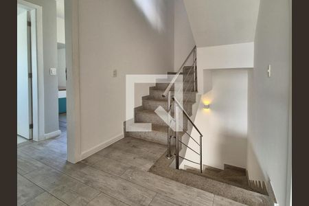 Casa de condomínio à venda com 350m², 4 quartos e 3 vagasEscada