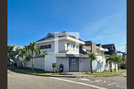 Casa de condomínio à venda com 350m², 4 quartos e 3 vagasFachada