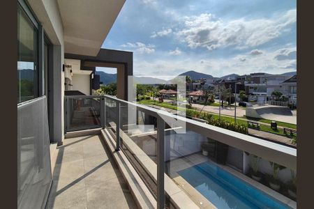 Casa de condomínio à venda com 350m², 4 quartos e 3 vagasVaranda