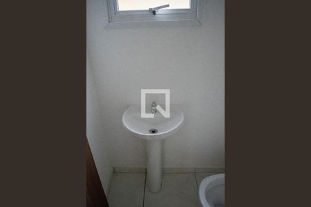 Banheiro 1 de casa de condomínio para alugar com 2 quartos, 55m² em Tarumã, Viamão