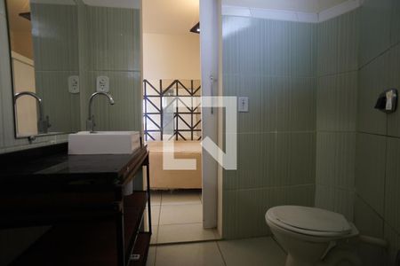 Banheiro de kitnet/studio para alugar com 1 quarto, 35m² em Piratininga, Niterói